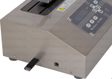 PTT-100LBとパソコンをUSBケーブルで接続している状態の写真