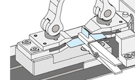 操作方法；「試験片セット治具」で "チャック部" に作成した試験片を挟み込み固定するイメージイラスト1